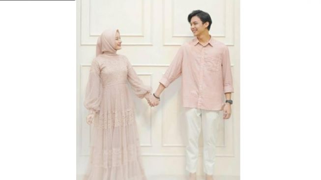 5 Gaya Baju Lebaran Seragam Ala Artis Cocok Buat Kompak An Di Idul Fitri Matamata Com