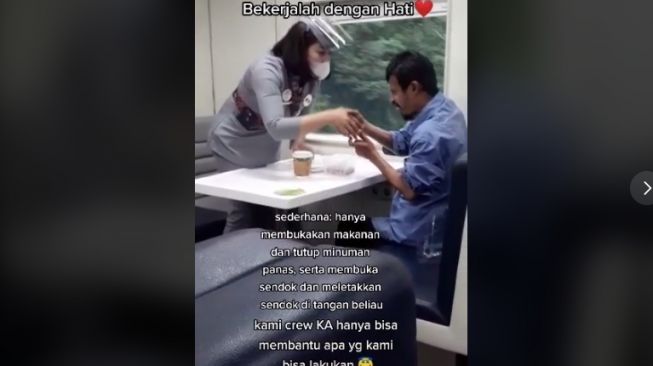 Pramugari kereta bantu penumpang tunanetra (tiktok.com/@nadiaparizzz)