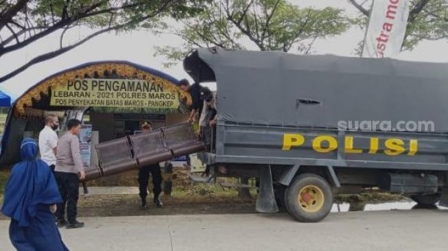 Petugas Pos Penyekatan Cari Pemudik yang Bersembunyi di Dalam Truk