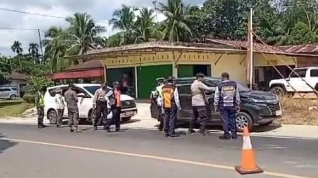 Diterik Matahari Petugas Bekerja, 319 Kendaraan Masuk Jambi Dipaksa Putar 