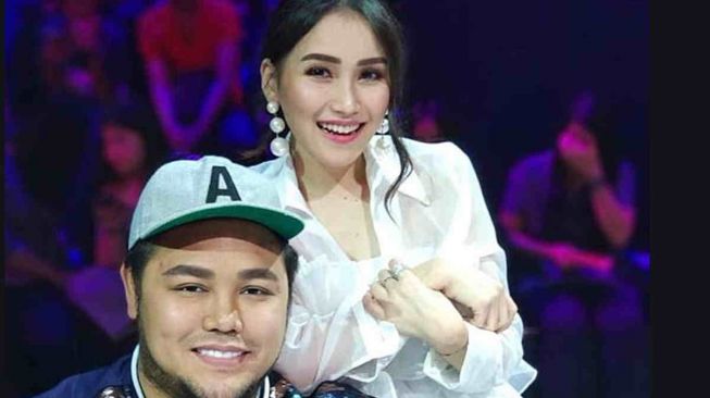 Pedangdut Ayu Ting Ting Bantah Ciuman Sama Ivan Gunawan
