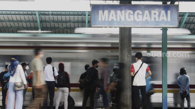 Calon penumpang menunggu kedatangan kereta rel listrik (KRL) di Stasiun Manggarai, Jakarta, Minggu (9/5/2021). [Suara.com/Dian Latifah]