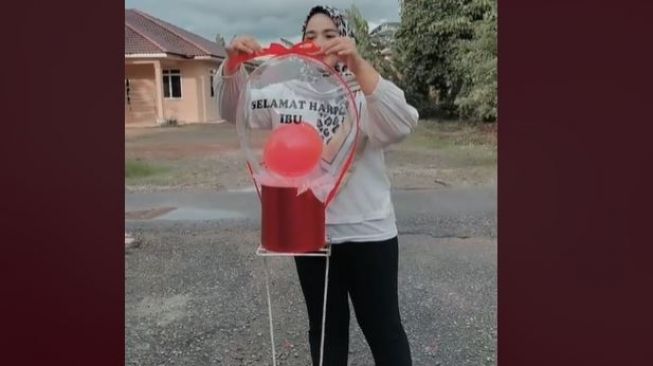 Ngakak Tapi Kasihan, Viral Kejutan Hari Ibu Berakhir Nyesek Akibat Balon