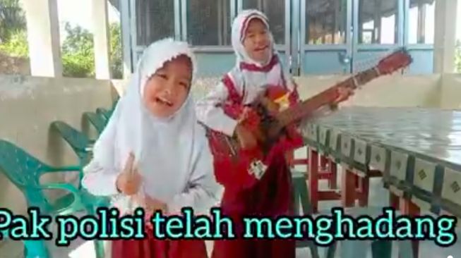 Kritik Pemerintah, Dua Bocah SD Ini Nyanyi Lagu Bang Toyib Tak Bisa Pulang