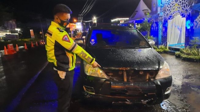 Terobos Pos Penyekatan, Travel Gelap Ringsek Hantam Pembatasan Jalan SPBU