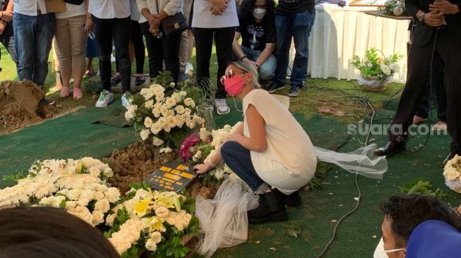 Joanna Alexandra di makam suaminya, Raditya Oloan. [Suara.com/Yuliani]