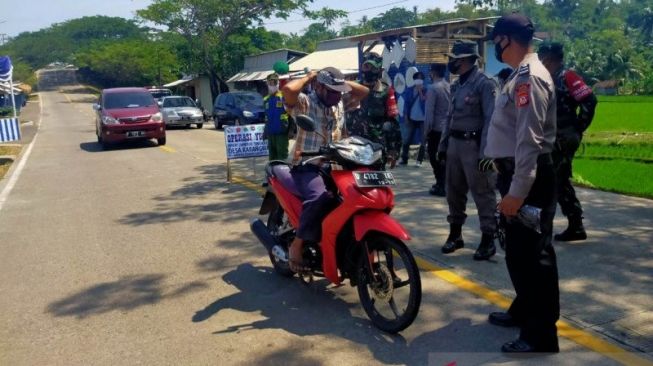 Petugas gabungan melakukan penyekatan di rest area Cilaki di Kecamatan Cidaun, Cianjur, Jawa Barat, yang menghubungkan wilayah pantai selatan Jabar mulai dari hari Garut hingga Pangandaran, Sabtu (8-5-2021). ANTARA/Ahmad Fikri