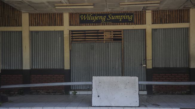 Suasana sebuah rumah makan yang tutup di Nagreg, Kabupaten Bandung, Jawa Barat, Minggu (9/5/2021). [ANTARA FOTO/Raisan Al Farisi]