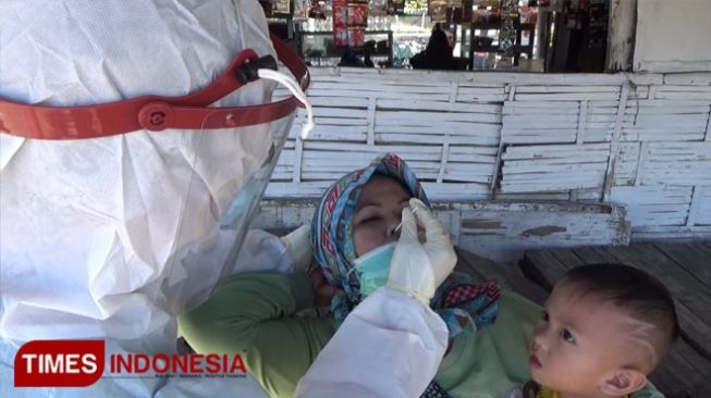 Gelar Tradisi Petolekoran, Warga Pulau Gili Ketapang Swab Test Massal