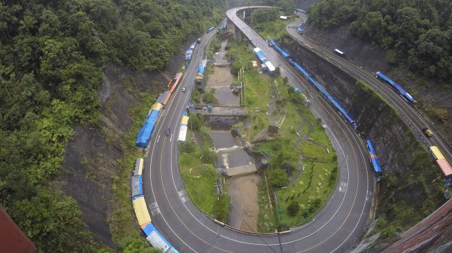 Pengendara Dilarang Parkir di Flyover Kelok Sembilan, Ini Alasannya