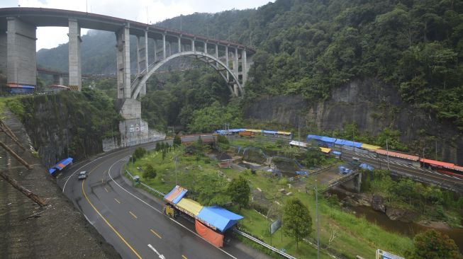 Kendaraan melintas di Jembatan Layang Kelok Sembilan, Kabupaten Limapuluhkota, Sumatera Barat, Minggu (9/5/2021). [ANTARA FOTO/Iggoy el Fitra]