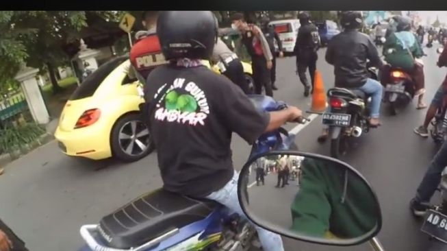 Aksi fast and Furious di Prambanan, Pemobil nekat menabrak aparat di pos penjagaan mudik (TikTok)