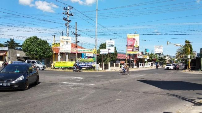 Lokasi warga dan pemuda menggelar tradisi lempar plastik air di simpang empat Jejeran, Pleret, Bantul, Minggu (9/5/2021). - (SuaraJogja.id/Muhammad Ilham Baktora)