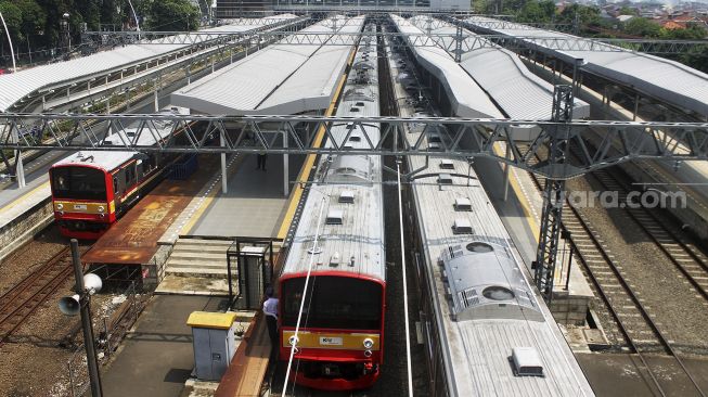 Rangkaian kereta rel listrik (KRL) berhenti di Stasiun Jatinegara, Jakarta, Minggu (9/5/2021). [Suara.com/Dian Latifah]