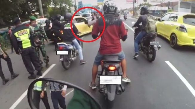 Aksi fast and Furious di Prambanan, Pemobil nekat menabrak aparat di pos penjagaan mudik (TikTok)