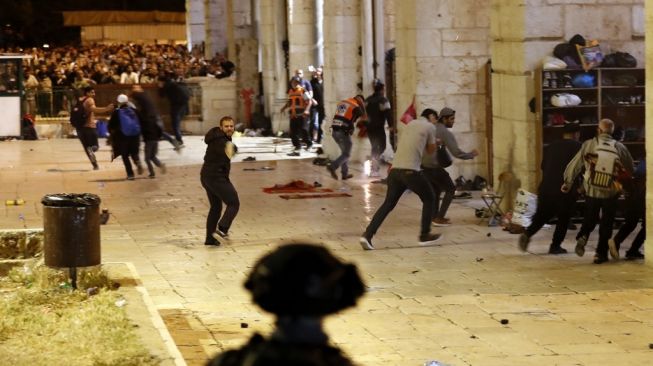 Penyerangan Masjid Al Aqsa, Jumat malam (7/5/2021). [Ahmad Gharabli/AFP]