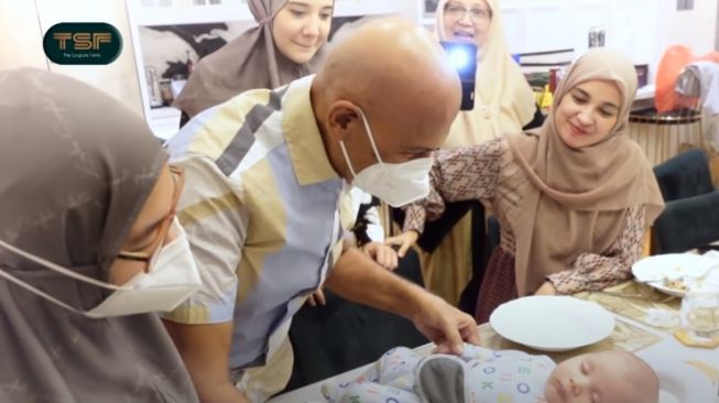 Mark Sungkar bertemu anak Zaskia Sungkar [YouTube/The Sungkars Family]