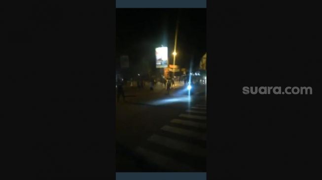 Dikira Tawuran, Warga Wonokromo Jelaskan Video Viral Saling Lempar di Jalan