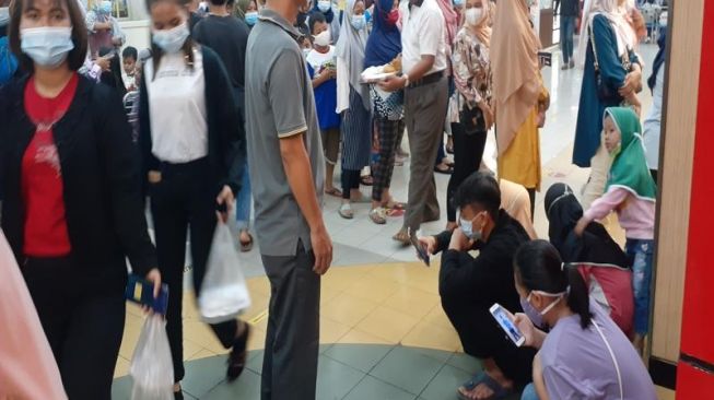 ITC BSD Padat Merayap, Pengunjung Buka Puasa Mengampar di Lantai Mal