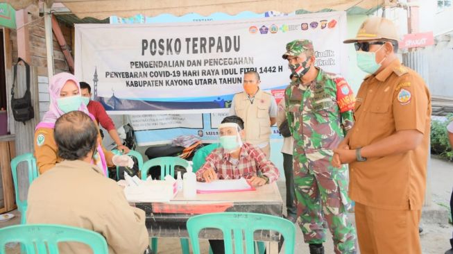 Tinjau Pos Penyekatan, Bupati Kayong Utara Dapati 2 Pemudik Positif Corona