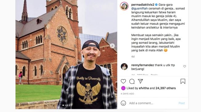 Tangkapan layar Abu Janda berada di sebuah gereja. [Instagram]