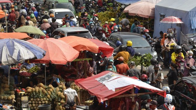 Warga memadati Jalan Imam Bonjol di kawasan Pasar Pasir Gintung, Bandar Lampung, Lampung, Senin (10/5/2021). [ANTARA FOTO/Ardiansyah]