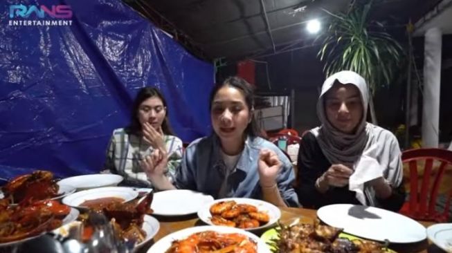 Nagita Slavina borong warung tenda Seafood [youtube]