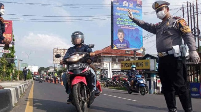 Petugas saat memutarbalikkan sepeda motor pemudik yang melintas di Cirebon. (ANTARA/Khaerul Izan)