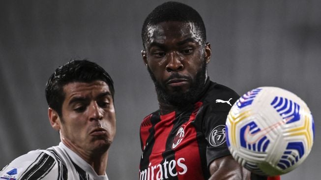 Penyerang Juventus Alvaro Morata (kiri) dan bek Inggris AC Milan Fikayo Tomori mengejar bola selama pertandingan sepak bola Serie A Italia Juventus melawan AC Milan di stadion Juventus, Turin, pada (9/5/2021). [Marco BERTORELLO / AFP]