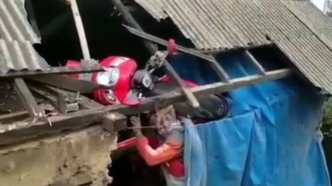 Viral Honda Scoopy Terbang ke Genteng Rumah Warga, Tuai Sindiran Menohok