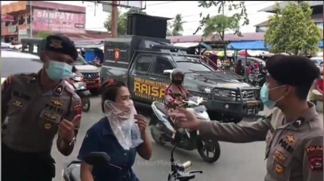 Viral Wanita di Padang Pakai Masker Kantong Plastik, Polisi Ketawa