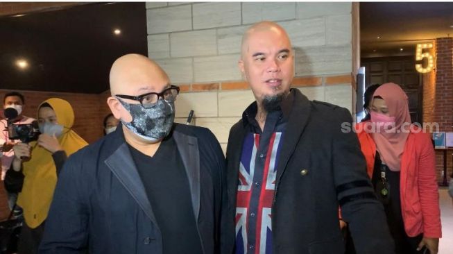 Irwan Mussry dan Ahmad Dhani  bertemu di acara gala premier film Dear Imamku yang dibintangi Dul Jaelani yang berlangsung di Grand Indonesia, Jakarta, Senin (10/5/2021). [Yuliani/Suara.com]