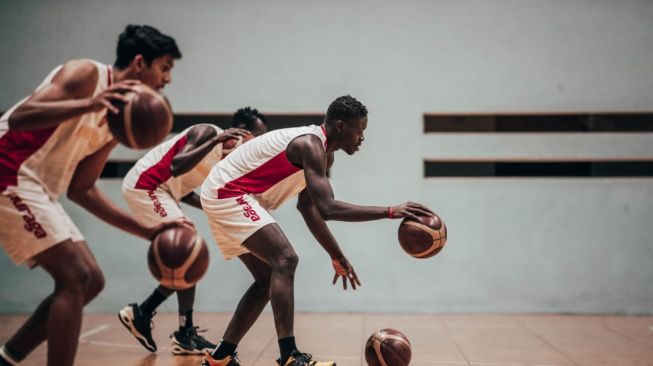 3 Cara Menggiring Bola yang Benar di Olahraga Basket