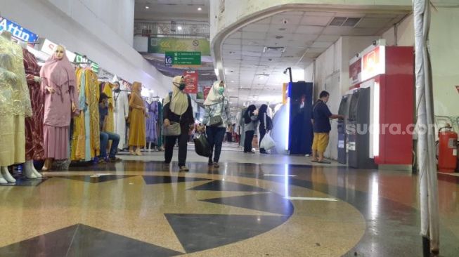 Suasana Pasar Tanah Abang di Blok B, Jakarta Pusat, tampak sepi pengunjung, Senin (10/5/2021). [Suara.com/Yaumal Asri Adi Hutasuhut]