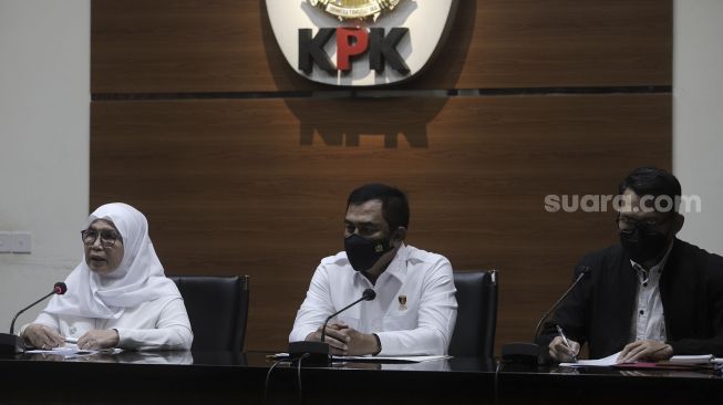 Wakil Ketua KPK Lili Pintauli Siregar (kiri) bersama Kepala Badan Reserse Kriminal (Kabareskrim) Komjen Polisi Agus Andrianto (tengah) dan Plt Juru Bicara KPK Ali Fikri (kanan) menyampaikan keterangan kepada wartawan terkait Operasi Tangkap Tangan (OTT) oleh Tim Gabungan KPK dan Bareskrim Mabes Polri di Kabupaten Nganjuk, di Gedung Merah Putih KPK, Jakarta, Senin (10/5/2021). [Suara.com/Angga Budhiyanto]