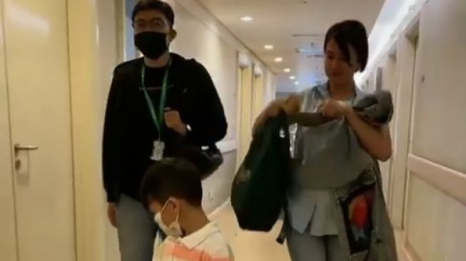 Tya Arietya bersama suami, Irfan dan putranya, Kanaka meninggalkan rumah sakit. [Instagram]