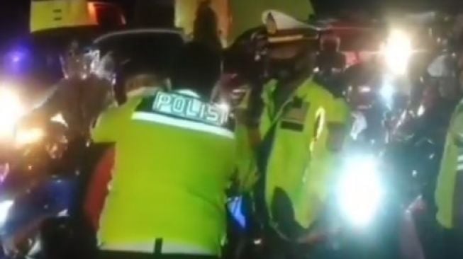 Aksi Aparat Redam Emosi Pemudik di Pos Penyekatan Jadi Sorotan, Terharu!