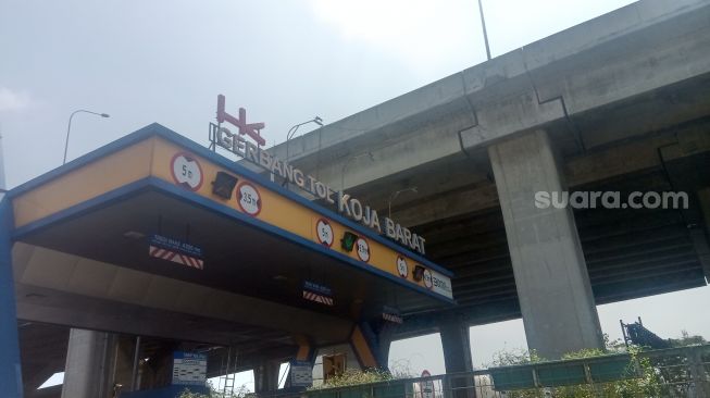 Penampakan Babinsa Serda Nurhadi saat dikepung belasan debt collector di gerbang tol Koja Barat. (Suara.com/Arga)