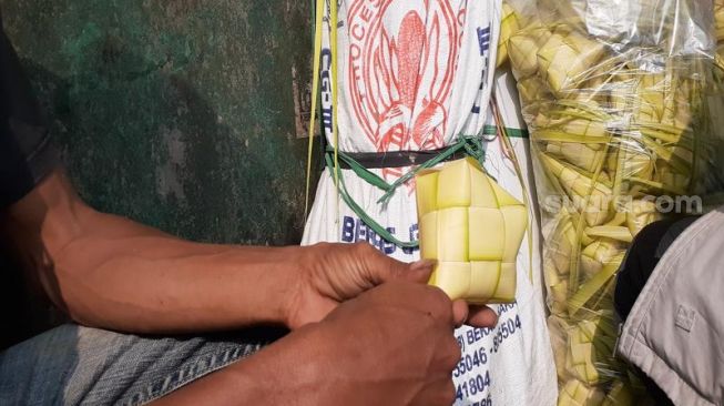 Pedagang Janur Ketupat Lebaran dari Pandeglang Mulai Datangi Serpong