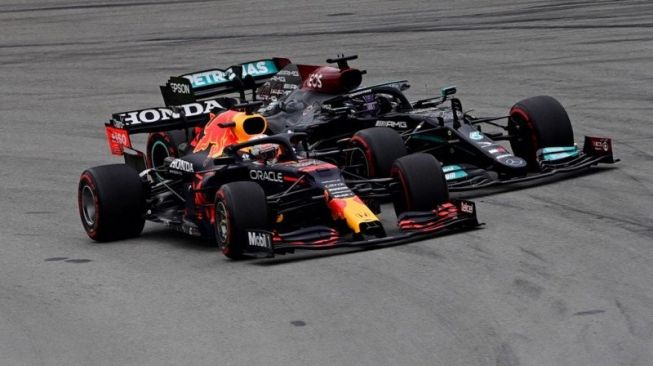 Pebalap tim Red Bull menyalip pebalap Mercedes Lewis Hamilton di Grand Prix Spanyol, Sirkuit Barcelona-Catalunya, Montmelo. (9/5/2021) (ANTARA/AFP/Javier Soriano)