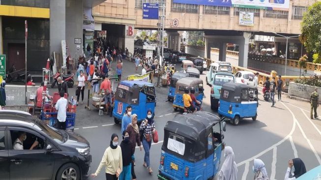 Tanah Abang ramai jelang Idul Fitri, Senin (10/5/2021). Namun di sana banyak pelanggaran protokol kesehatan. (Suara.com/Yaumal)