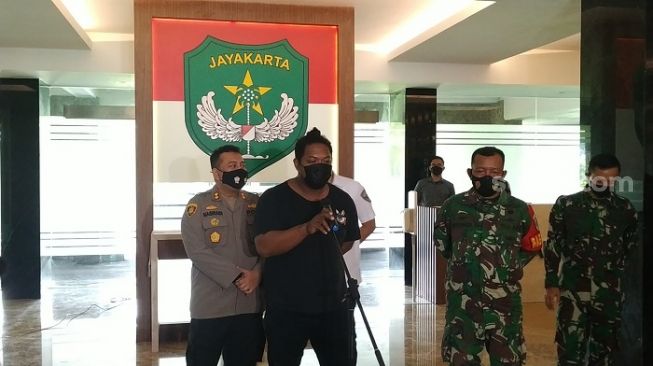 Koordinator debt collector, Hendry Leatomu seusai ditangkap dalam kasus pengadangan anggota babinsa Serda Nurhadi di Jakarta Utara.  