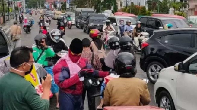 Unik, Spiderman Pakai Peci dan Sorban Bagi-bagi Takjil di Bukittinggi