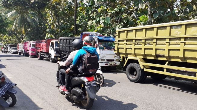 Uang Proyek Tak Kunjung Cair, Puluhan Supir Truk Gerudug Kalurahan Getas