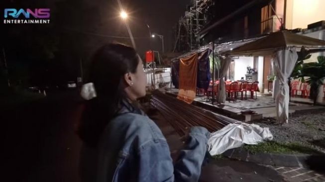 Nagita Slavina borong warung tenda Seafood [youtube]