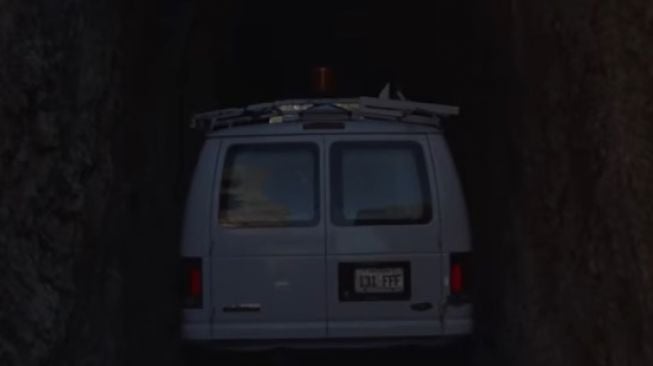 "The Squeezing Inn" nama RV atau van yang menjadi pendamping tokoh utama film "Nomadland". Perlu skill tinggi untuk melaju di jalur seperti ini [screenshot YouTube: Searchlight Pictures].