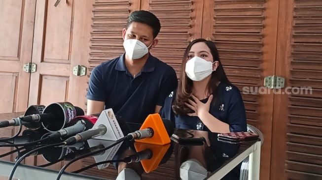 Tasya Kamila dan suami, Randi Bachtiar menggelar konfrensi pers di rumahnya di kawasan Cinere Depok, Senin (10/5/2021) terkait kanker kelenjar getah benih yang diidap Randi. [Rena Pangesti/Suara.com]