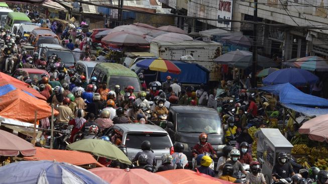 Warga memadati Jalan Imam Bonjol di kawasan Pasar Pasir Gintung, Bandar Lampung, Lampung, Senin (10/5/2021). [ANTARA FOTO/Ardiansyah]