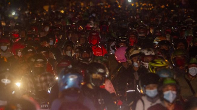 Pemudik sepeda motor memadati jalur pantura Karawang, Jawa Barat, Senin (10/5/2021). [ANTARA FOTO/M Ibnu Chazar]