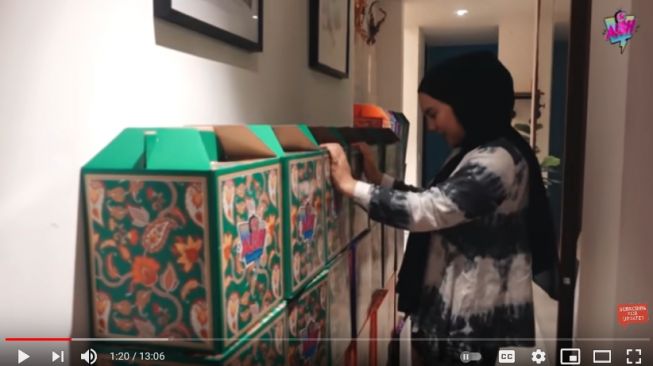 Potret Irish Bella dan Amar Zoni bagi-bagi sembako THR Lebaran [YouTube/AISH TV]